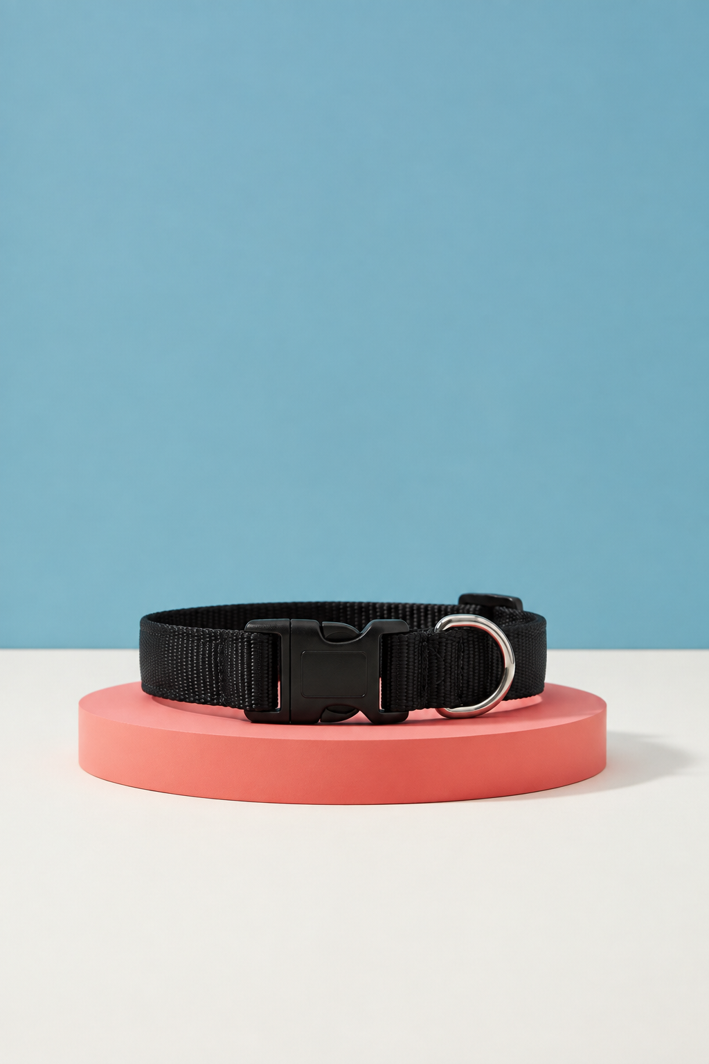 Collier chat anti-étrangleur noir sur présentoire
