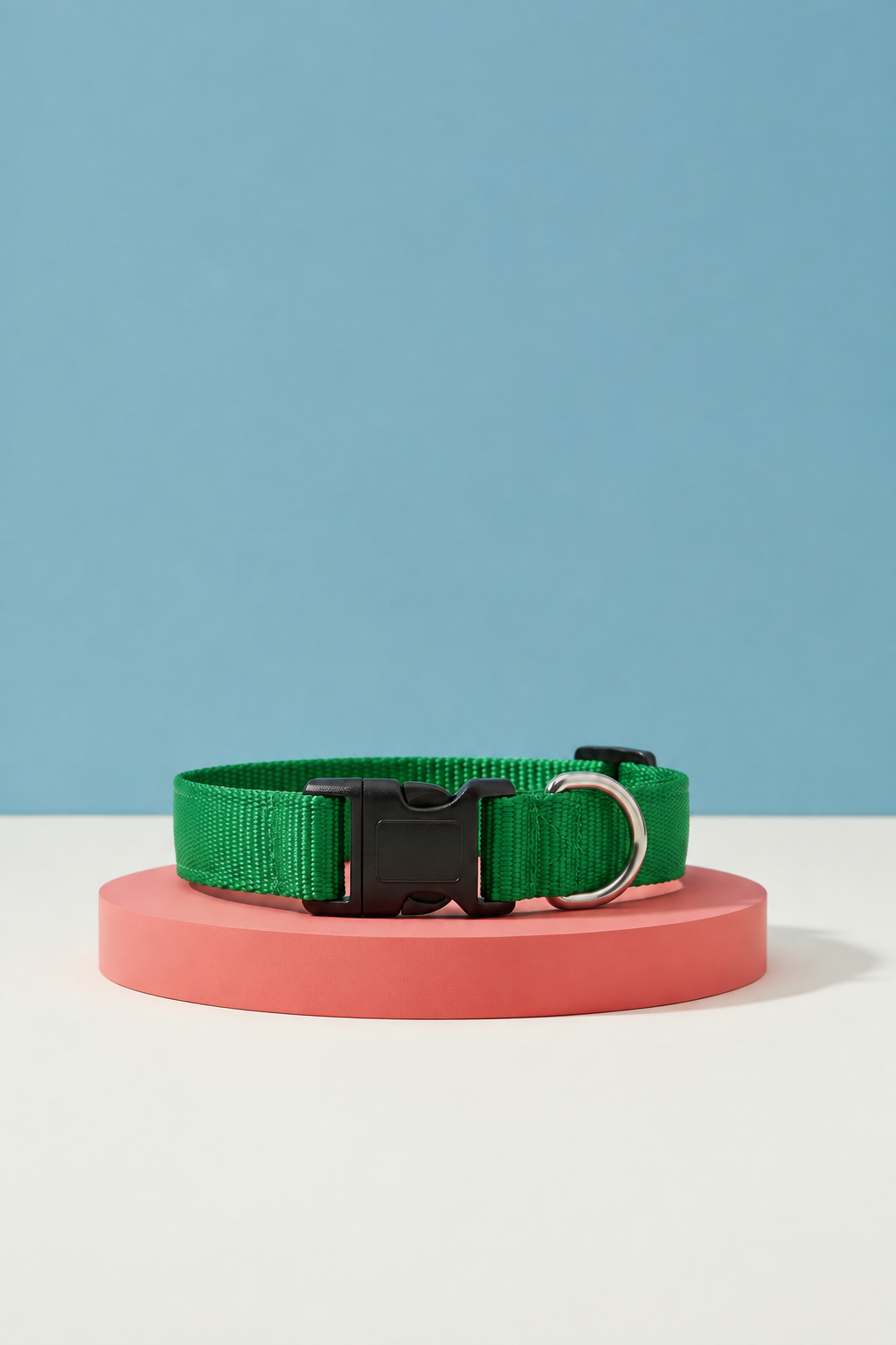 Collier chat anti-étrangleur vert sur présentoire